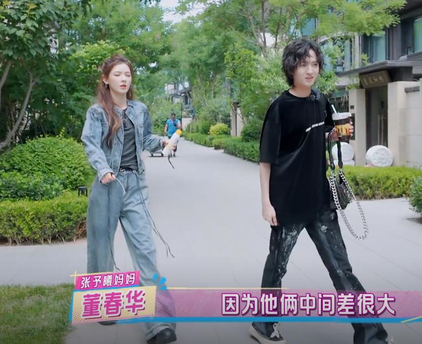 �������׶�Я�Լ����׵ܵ���һ�������������Ŀ���׵ܵܳ����ˣ���������ͦ�Σ�����һͷ��������������С����14�꣬����Ѿ�21���ˡ� ����һ���ǳ������ҳ���Ĵ��к����������̴���Σ�Ҳ����һ���ǳ�˧���Ĵ��к�����Ȼ������ֵ�ߣ����µĺ��Ӷ��ǳ�Ư