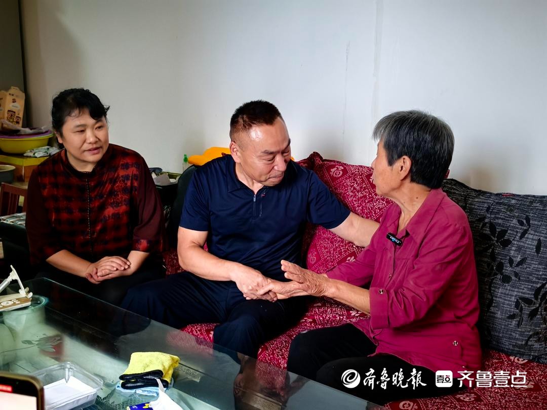 泰安好邻居：一方丢钱一方丢奶，巧了！钱让丢奶的捡了→