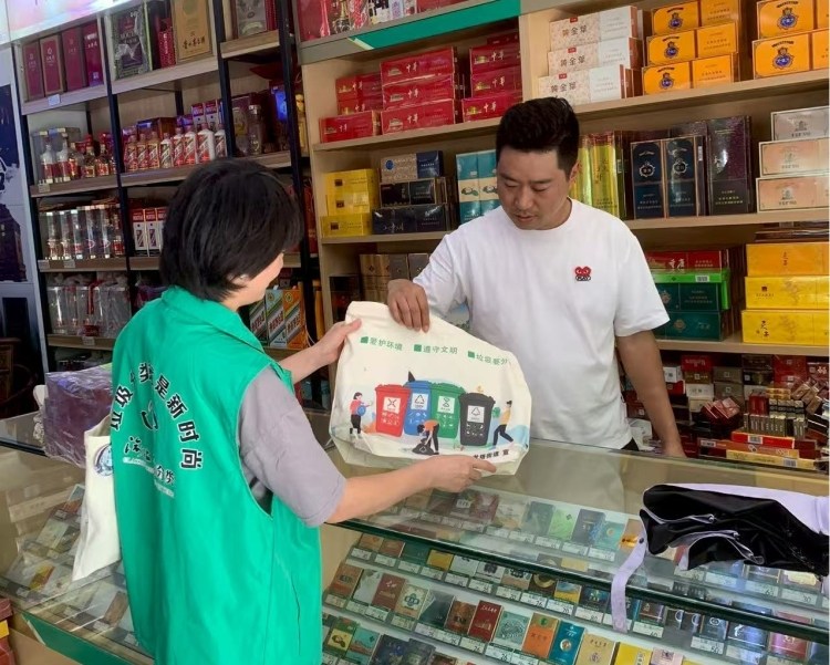 重庆渝北龙塔街道：垃圾分类进商户 环保理念入人心