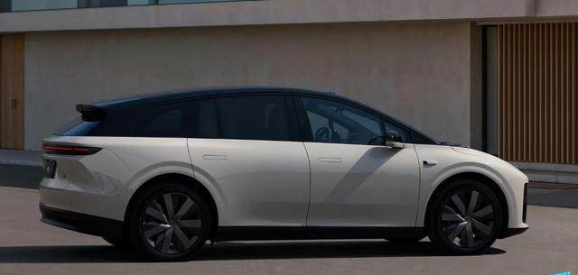 理想i6无伪装实车曝光：纯电“卷王”即将登场？