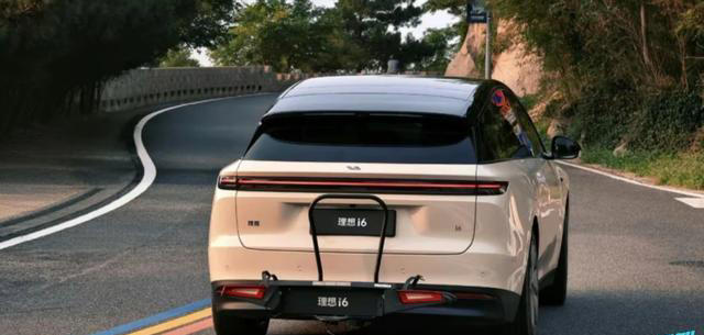 理想i6无伪装实车曝光：纯电“卷王”即将登场？