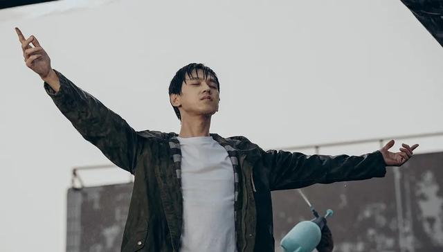 《向光花盛开》10月24日上映！聚焦网络劝生者