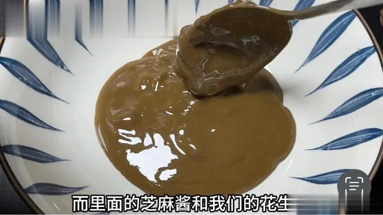 调芝麻酱加水放油都错！酒店大厨揭秘正确做法