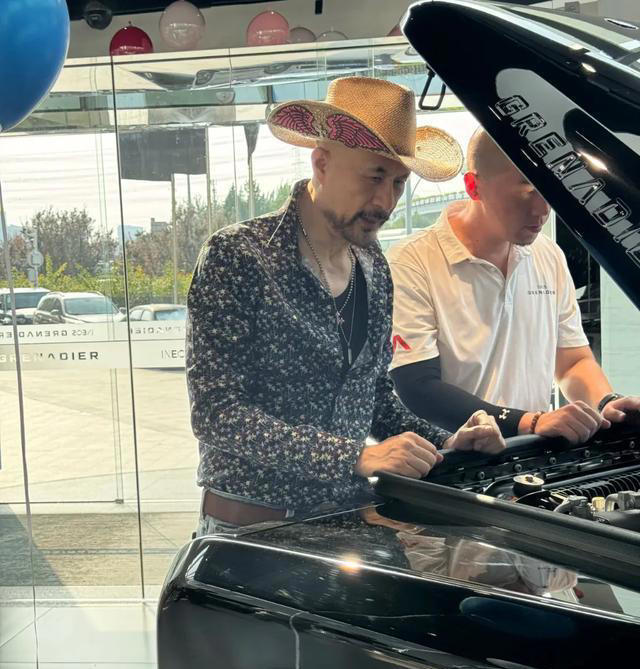 64岁徐锦江现身北京车行，豪掷90万提越野，一身牛仔造型帅翻天