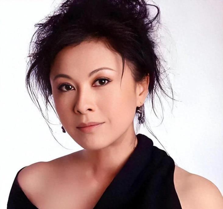 从洗碗工到卡拉OK皇后，投资失利负债千万，她如今靠啥翻身？