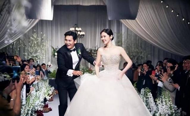 远嫁中国7年，秋瓷炫婚变风波不断，为何她始终不放手？