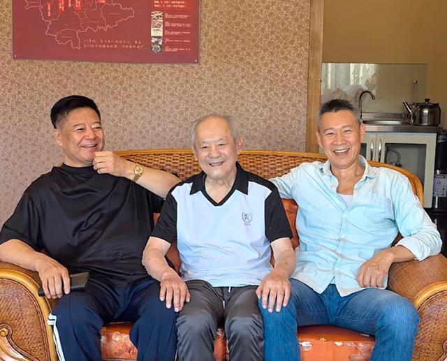 69岁张丰毅参加北电同学聚会，和沈丹萍互动亲近，张铁林也在场