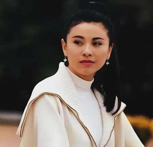 从洗碗工到卡拉OK皇后，投资失利负债千万，她如今靠啥翻身？