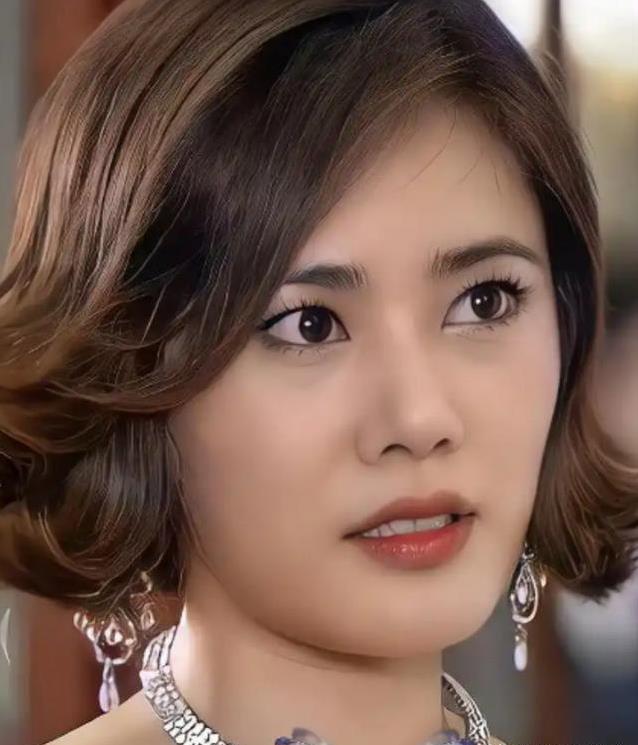 远嫁中国7年，秋瓷炫婚变风波不断，为何她始终不放手？