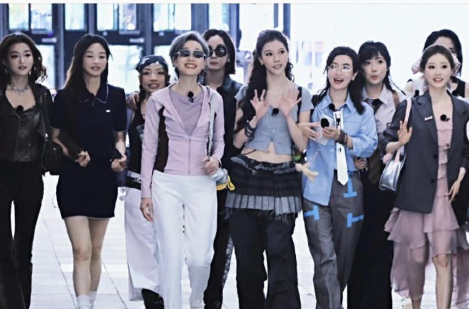 62岁叶童雨中录综艺，气场碾压众女星，她凭啥越活越年轻？