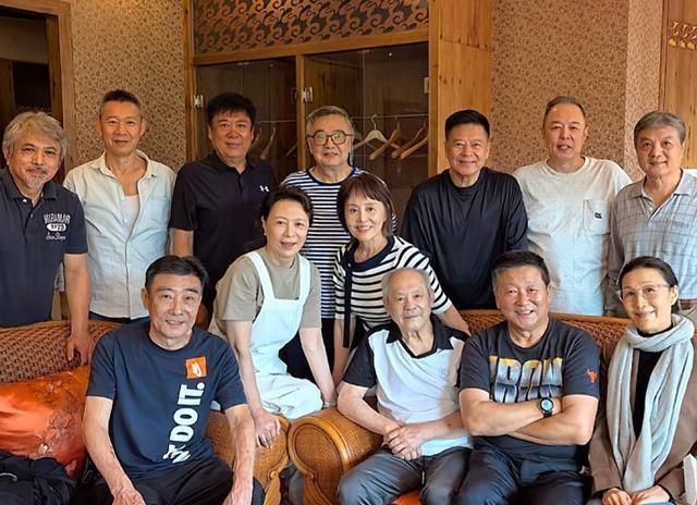 69岁张丰毅参加北电同学聚会，和沈丹萍互动亲近，张铁林也在场