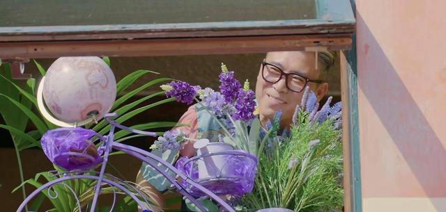 50岁李乃文“老来得粉”，演了25年配角无人理，如今上综艺火出圈