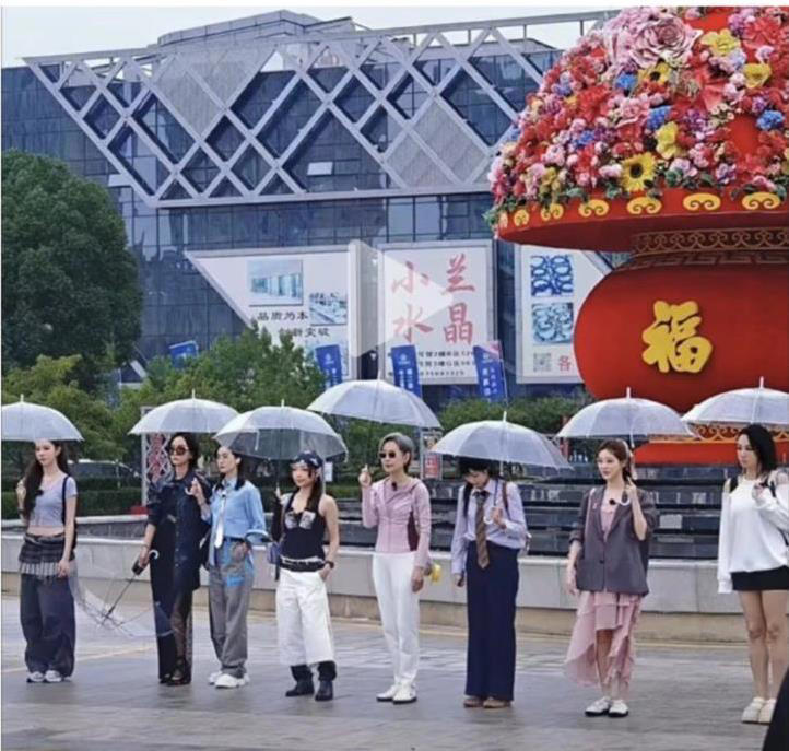 62岁叶童雨中录综艺，气场碾压众女星，她凭啥越活越年轻？