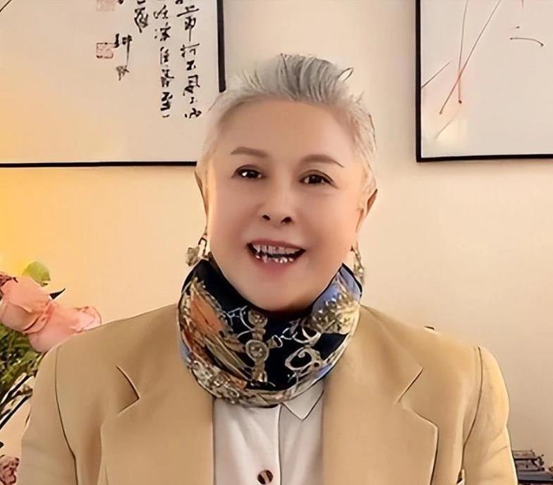 从洗碗工到卡拉OK皇后，投资失利负债千万，她如今靠啥翻身？