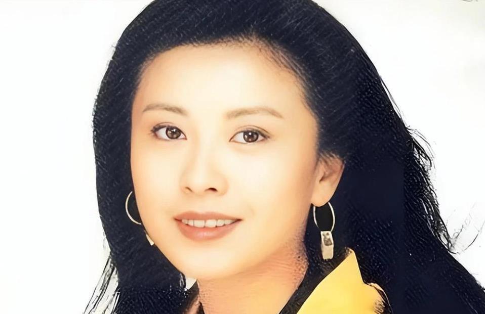 从洗碗工到卡拉OK皇后，投资失利负债千万，她如今靠啥翻身？