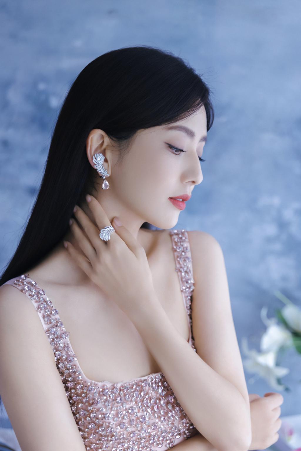 佟丽娅穿亮片裙勾勒完美身材 气质温婉迷人