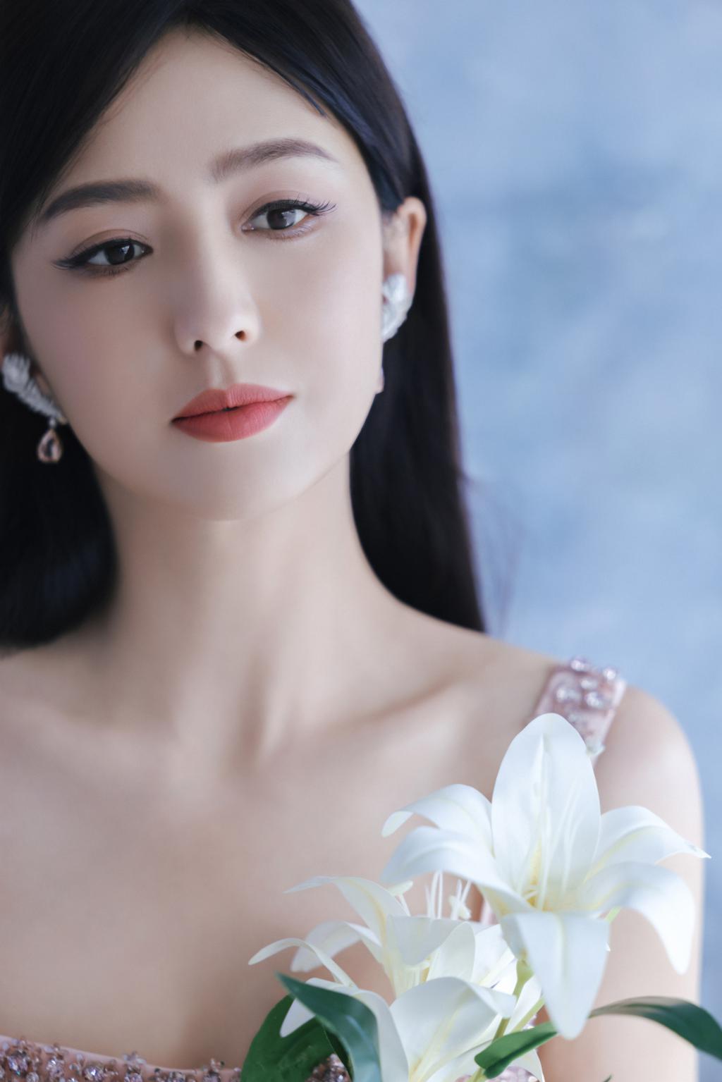 佟丽娅穿亮片裙勾勒完美身材 气质温婉迷人