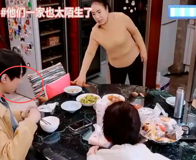 张维伊换发型年轻了10岁不止，整个人画风都变了，更清爽更有少年感