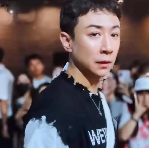 近日有眼尖的网友在街上偶遇了张维伊，愣是没认出来，原来他把被大家疯狂吐槽的三七分长发给剪了，直接来了个超短碎发。 不过他把刘海剪成了那种参差不齐的狗啃式，把平时藏得严严实实的额头都露出来了。 虽然他之前的人设不太讨喜，但该说不说剪这个