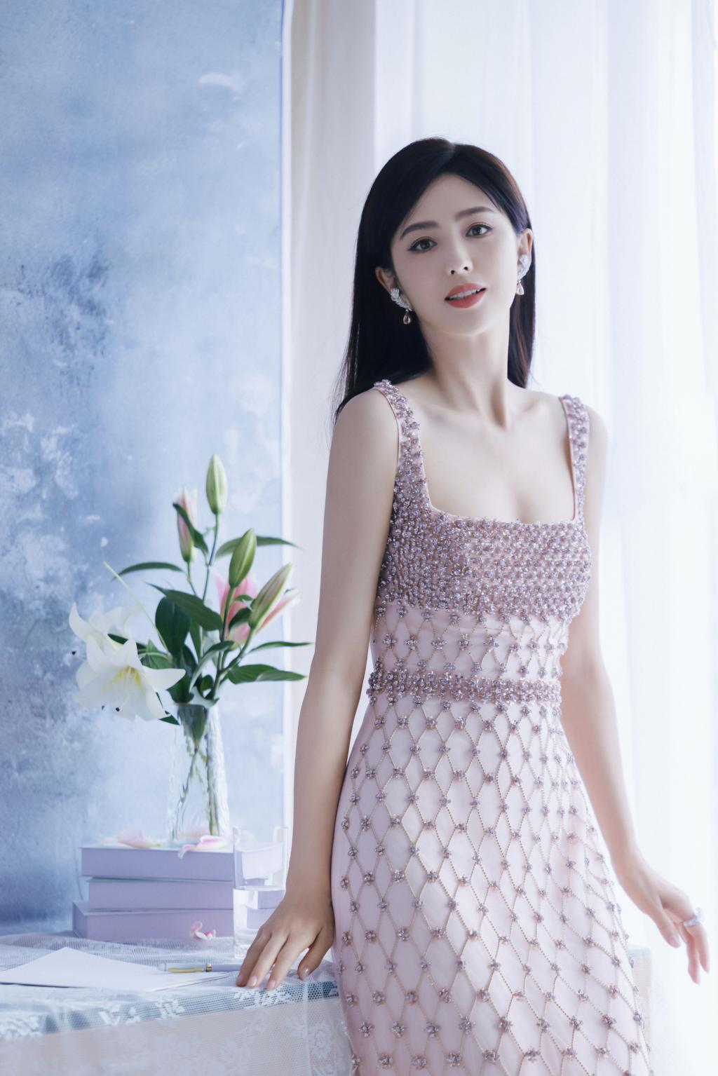 佟丽娅穿亮片裙勾勒完美身材 气质温婉迷人