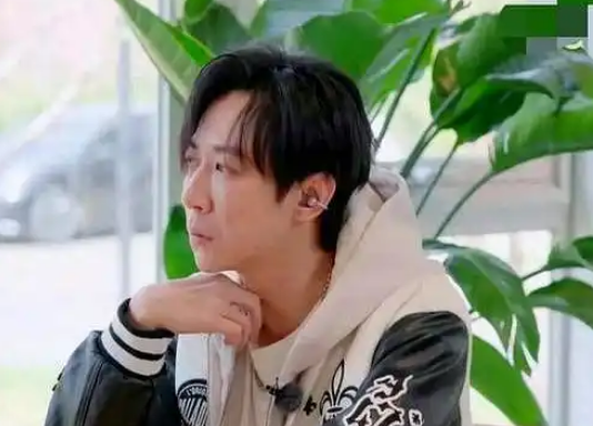 张维伊换发型年轻了10岁不止，整个人画风都变了，更清爽更有少年感