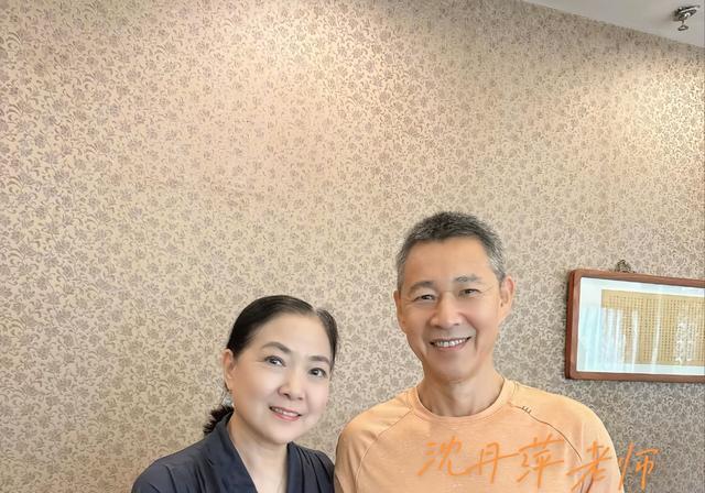 69岁张丰毅参加北电同学聚会，和沈丹萍互动亲近，张铁林也在场