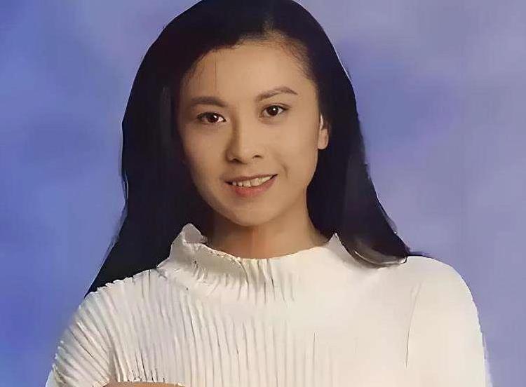 从洗碗工到卡拉OK皇后，投资失利负债千万，她如今靠啥翻身？