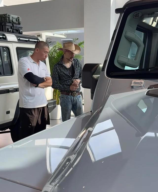 64岁徐锦江现身北京车行，豪掷90万提越野，一身牛仔造型帅翻天