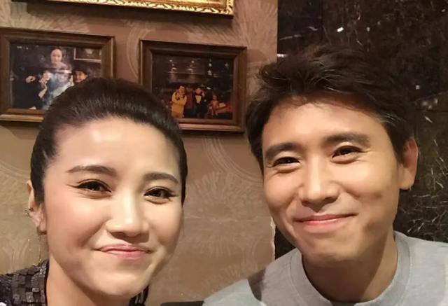 50岁李乃文“老来得粉”，演了25年配角无人理，如今上综艺火出圈