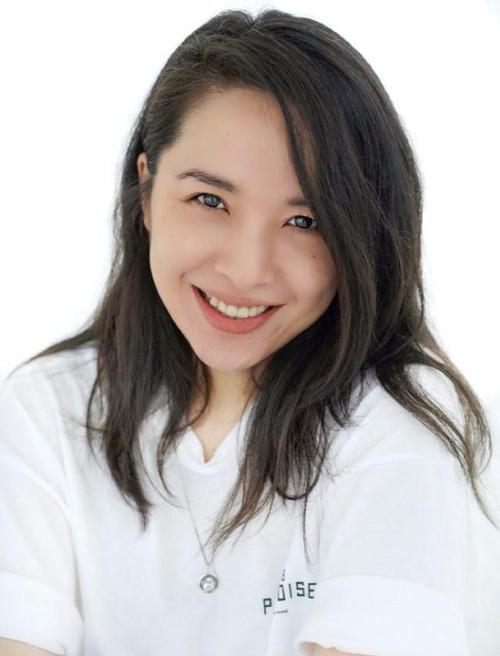 演员李佳，26岁成双料影后，二婚嫁靳东，婚后高龄生两子被宠成宝