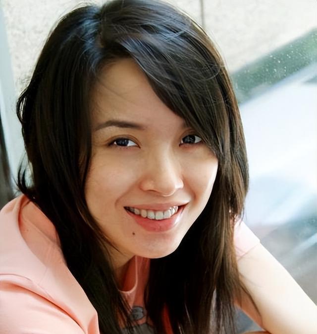 演员李佳，26岁成双料影后，二婚嫁靳东，婚后高龄生两子被宠成宝