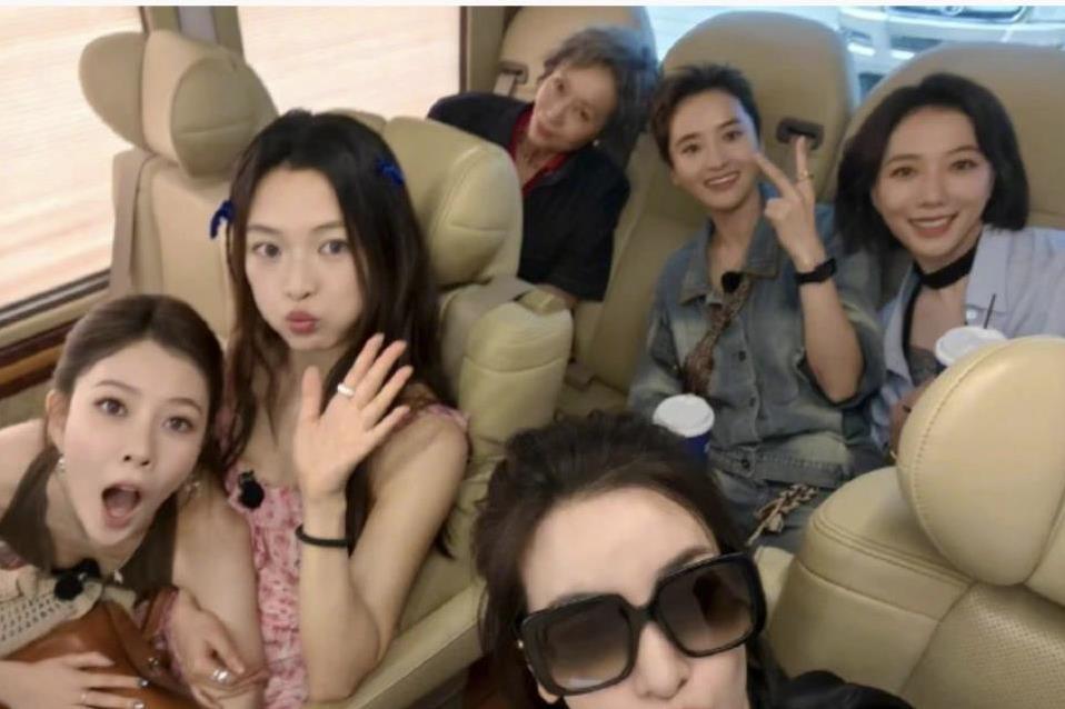 62岁叶童雨中录综艺，气场碾压众女星，她凭啥越活越年轻？