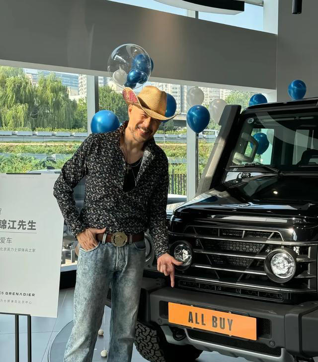 64岁徐锦江现身北京车行，豪掷90万提越野，一身牛仔造型帅翻天