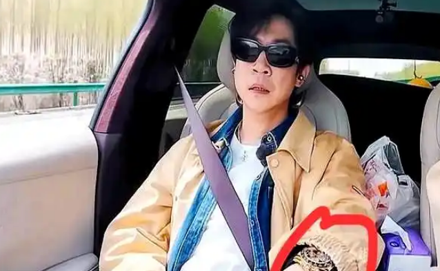 张维伊换发型年轻了10岁不止，整个人画风都变了，更清爽更有少年感