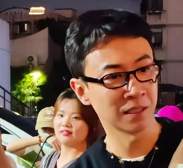 张维伊换发型年轻了10岁不止，整个人画风都变了，更清爽更有少年感