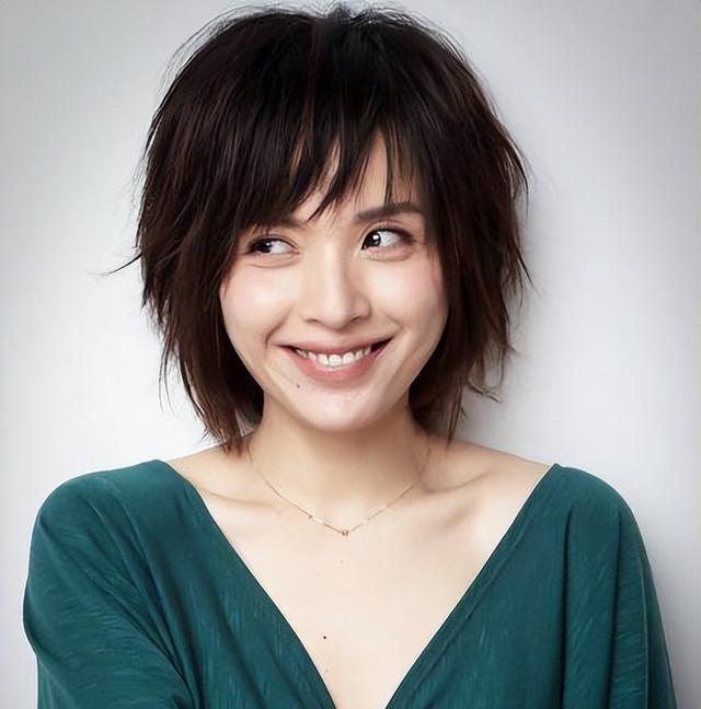 演员李佳，26岁成双料影后，二婚嫁靳东，婚后高龄生两子被宠成宝