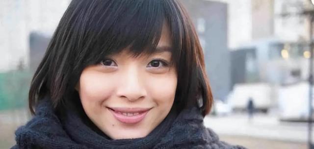 演员李佳，26岁成双料影后，二婚嫁靳东，婚后高龄生两子被宠成宝