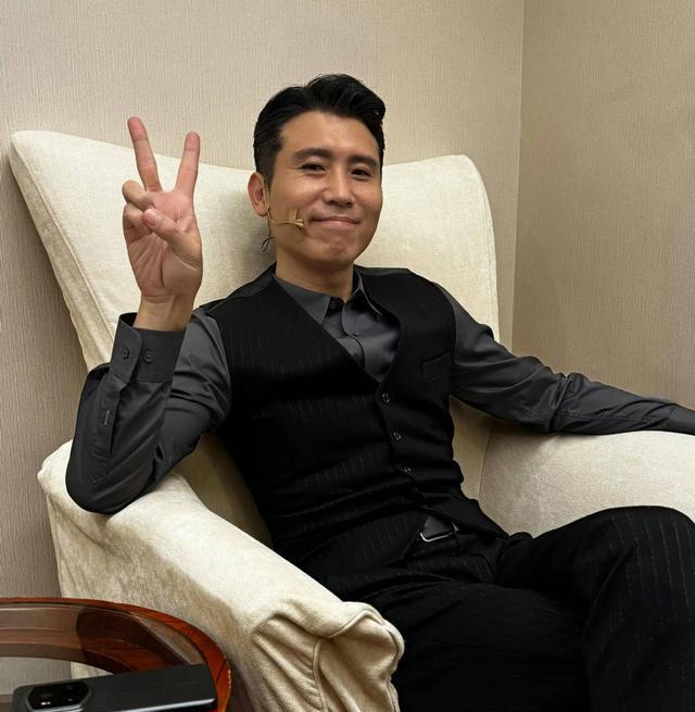50岁李乃文“老来得粉”，演了25年配角无人理，如今上综艺火出圈