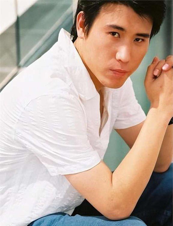 50岁李乃文“老来得粉”，演了25年配角无人理，如今上综艺火出圈