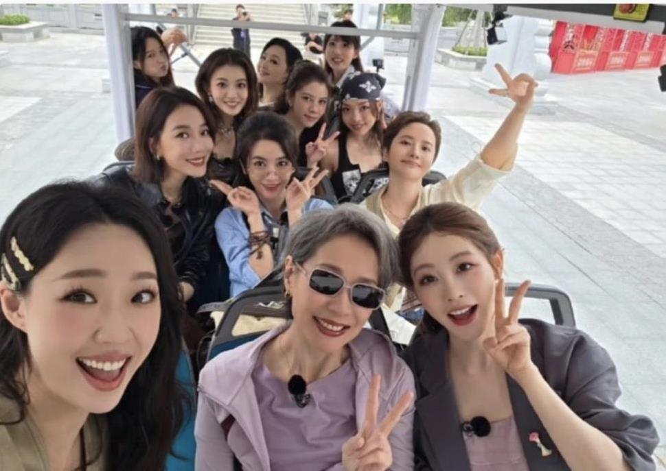 62岁叶童雨中录综艺，气场碾压众女星，她凭啥越活越年轻？