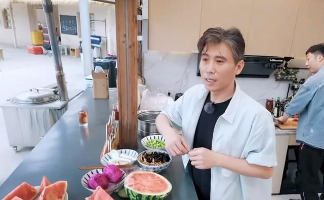 50岁李乃文“老来得粉”，演了25年配角无人理，如今上综艺火出圈