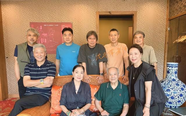 69岁张丰毅参加北电同学聚会，和沈丹萍互动亲近，张铁林也在场