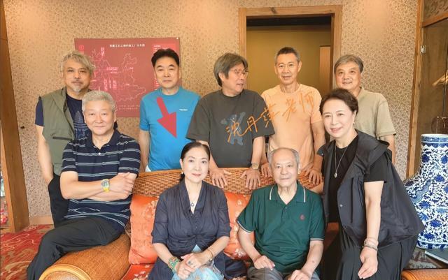 69岁张丰毅参加北电同学聚会，和沈丹萍互动亲近，张铁林也在场