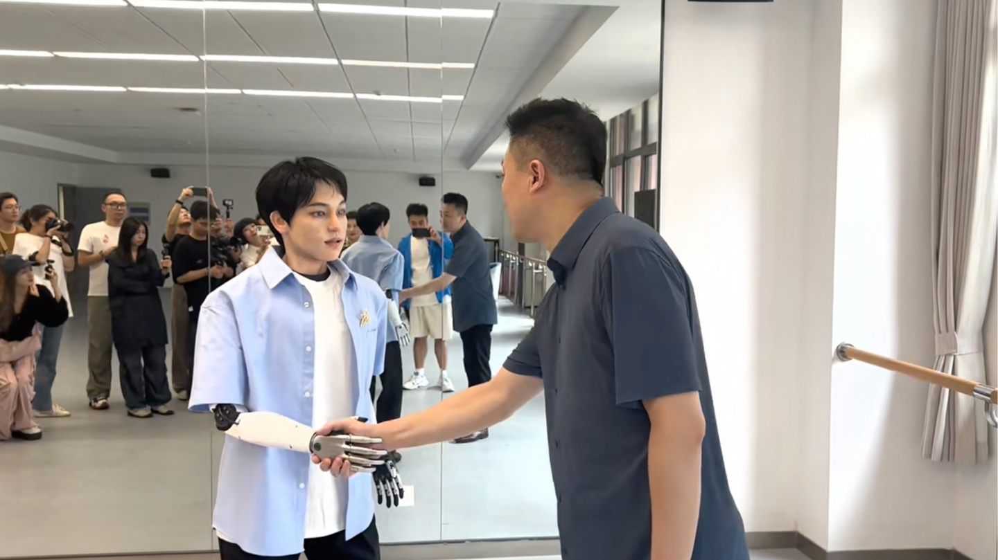全国首位机器人博士生“学霸01”完成上海戏剧学院新生入学报到