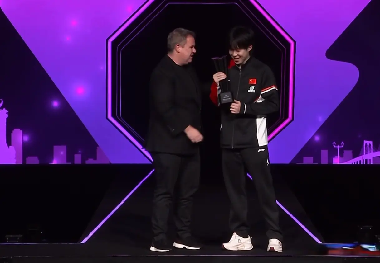 男单颁奖！雨果开心，王楚钦接奖杯笑开花，与孙颖莎合影太美妙了