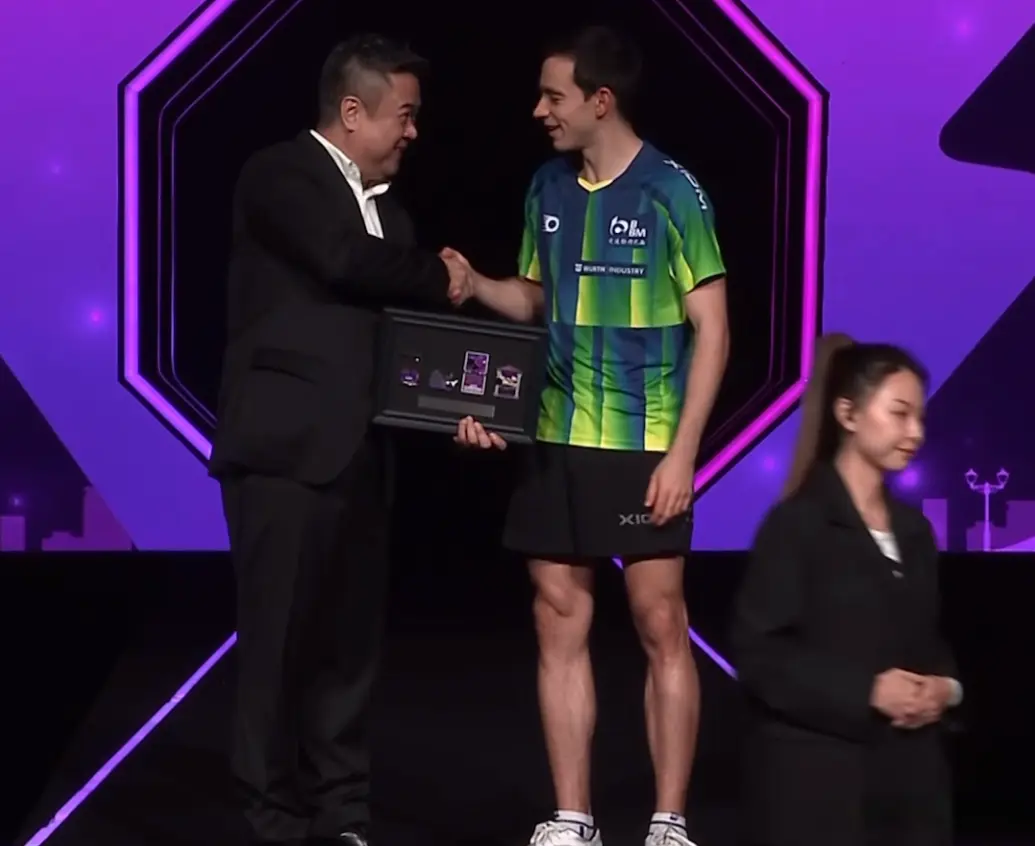 男单颁奖！雨果开心，王楚钦接奖杯笑开花，与孙颖莎合影太美妙了