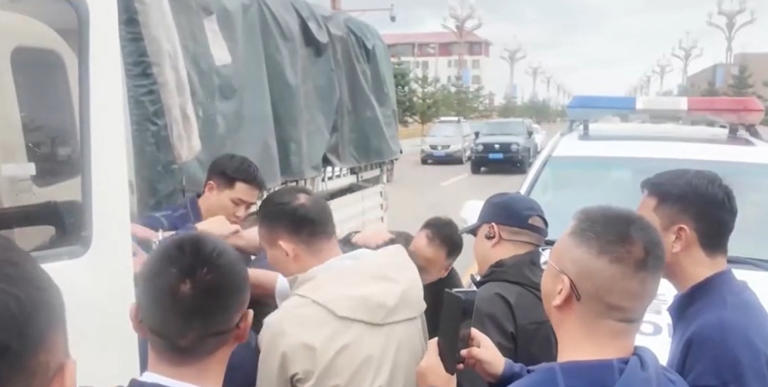 给朋友递刀杀人，2人潜逃28年，藏偏远牧场终落网！
