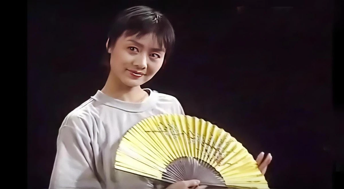 至今未婚未育，身边却有男人陪了近27年，59岁的她才是真人间清醒