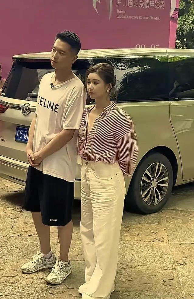 王雷李小萌甜蜜亮相活动，身高差超萌，十指紧扣羡煞众人