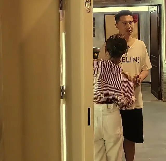 王雷李小萌甜蜜亮相活动，身高差超萌，十指紧扣羡煞众人